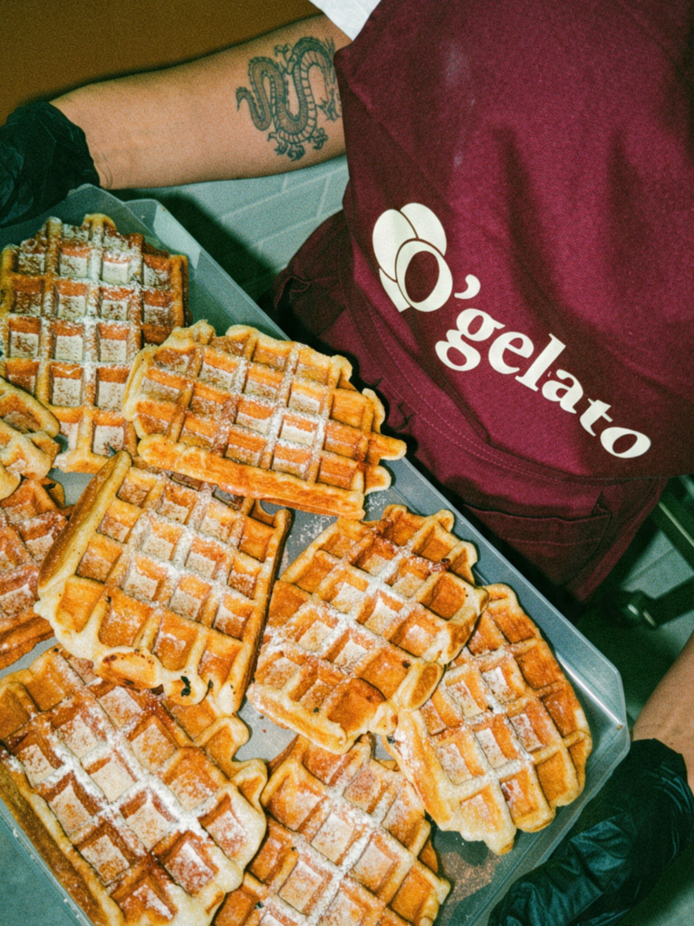 Verse O'Gelato wafels met poedersuiker op een dienblad