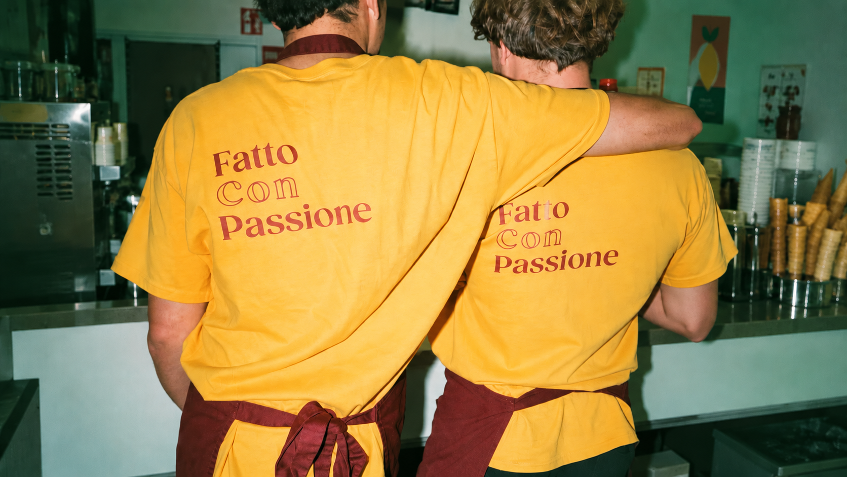 Het O'Gelato team in gele Fatto Con Passione T-shirts